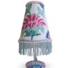 Lámpara de Mesa Artesanal con Estampado Floral y Flecos Celestes