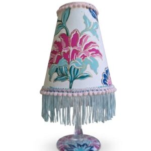 Lámpara de Mesa Artesanal con Estampado Floral y Flecos Celestes