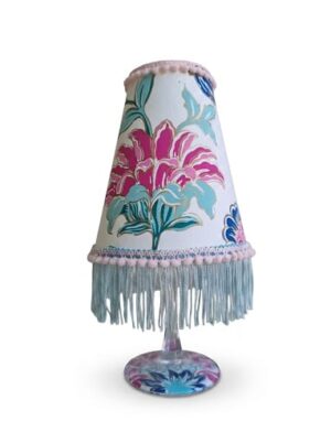 Lámpara de Mesa Artesanal con Estampado Floral y Flecos Celestes