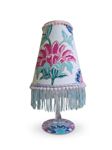 Lámpara de Mesa Artesanal con Estampado Floral y Flecos Celestes