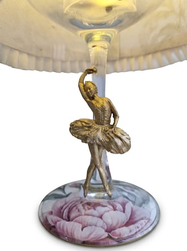 Lámpara de Mesa Artesanal con Figura de Bailarina y Pantalla Floral